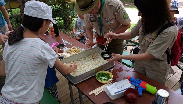 ビーバー隊麺を打つの活動写真