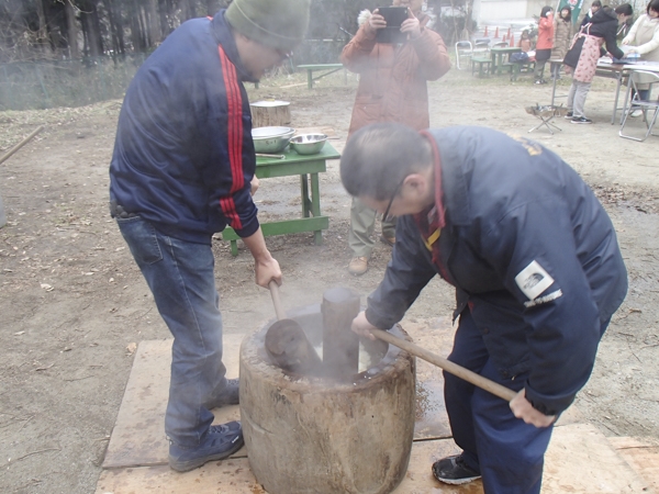 新年恒例の餅つき大会の活動写真