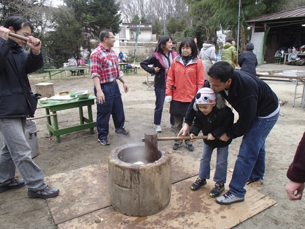 新年恒例の餅つき大会の活動写真