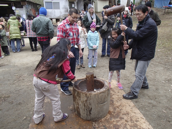 新年恒例の餅つき大会の活動写真