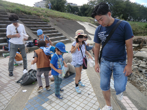 2013年9月29日　ビーバー隊の浅川での魚とり